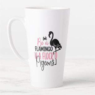 Tasse Latte Être un flamant rose dans une volée de pigeons