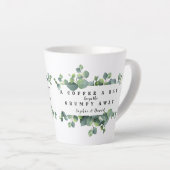Tasse Latte Eucalyptus Feuillage Un Café Un Jour Monogramme (Angle droit)