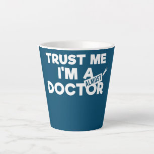 Tasse Latte Fais-moi confiance, je suis presque docteur, drôle