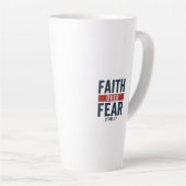 Tasse Latte Faith Over Fear – 2 Timothy 1:7 (Angle droit)
