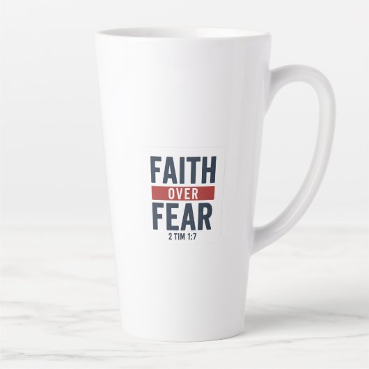 Tasse Latte Faith Over Fear – 2 Timothy 1:7 (Droite)