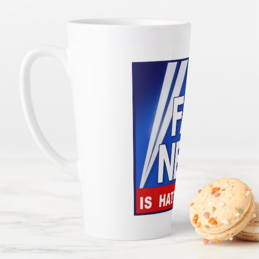 Tasse Latte Faux News (En situation)