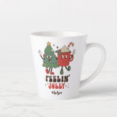 Tasse Latte Feelin' Jolly Fêtes de Noël Funny Retro Nom (Droite)
