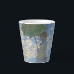 Tasse Latte Femme avec parasol - Madame Monet et son fils<br><div class="desc">Claude Monet, 1875 en plein air peinture à l'huile sur toile représente Claude Monet femme Camille avec un parasol, debout sur une colline verte herbacée avec un ciel bleu nuageux en arrière - plan, lors d'une journée ventée en été chic boho clair bohème chic décoration d'art moderne classique historique moderne...</div>