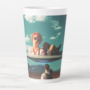 Tasse Latte Femme se détendant sur un OVNI dans le désert
