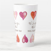 Tasse Latte Fête des mères Nous t'aimons Maman Coeurs modernes (Devant)