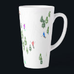 Tasse Latte Fête d'Illustration de ski alpin Freeride<br><div class="desc">skieur d'hiver cool design motif avec skieurs skieurs sur les pistes de la station de ski alpin parmi des sapins enneigés dans les alpes. Les skieurs freeride portent des combinaisons de ski rétro vintages et colorées, descendent en ski avec des skis sur un arrière - plan de paysage de montagne...</div>