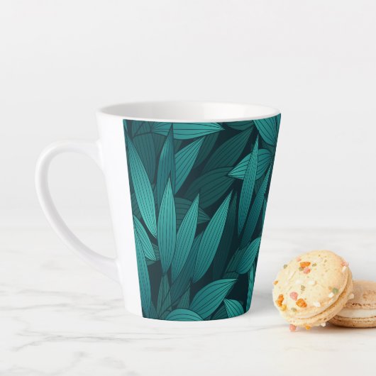 Tasse Latte Feuilles tropicaux rayonnants (En situation)