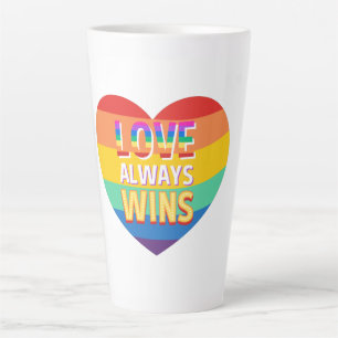 Tasse Latte Fierté gay - l'amour gagne toujours. Couleur arc-e