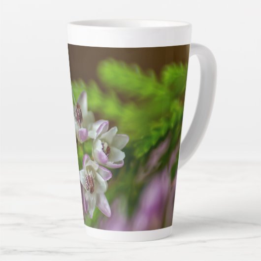 Tasse Latte Fleur de printemps de Heather à feuillage persista (Angle droit)