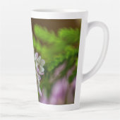 Tasse Latte Fleur de printemps de Heather à feuillage persista (Droite)