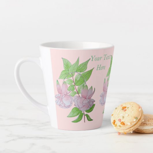 Tasse Latte Fleur fuchsia rose à fleurs feuilles (En situation)