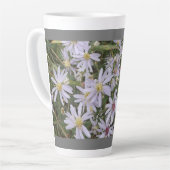 Tasse Latte fleur sauvage de l'aster mauve pâle en latte (Angle gauche)