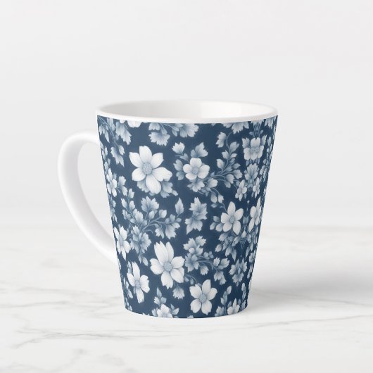 Tasse Latte Fleurs blanches sur bleu foncé (Angle gauche)