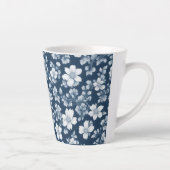 Tasse Latte Fleurs blanches sur bleu foncé (Droite)