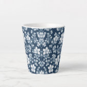 Tasse Latte Fleurs blanches sur bleu foncé (Devant)