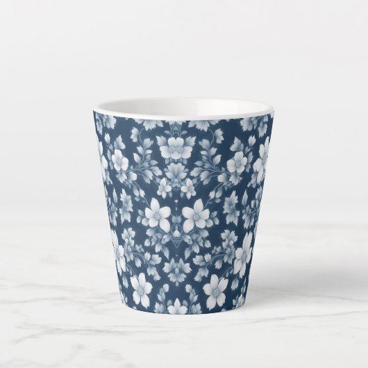 Tasse Latte Fleurs blanches sur bleu foncé (Devant)