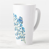 Tasse Latte Fleurs bleues délicates avec papillon (Angle droit)