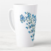 Tasse Latte Fleurs bleues délicates avec papillon (Angle gauche)