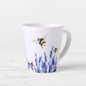 Tasse Latte Fleurs de printemps fraîches et abeilles volant la (Angle droit)