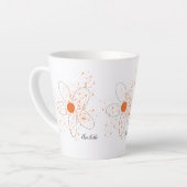 Tasse Latte Fleurs modernes orange terreuse nom script (Angle gauche)