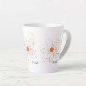 Tasse Latte Fleurs modernes orange terreuse nom script (Angle droit)