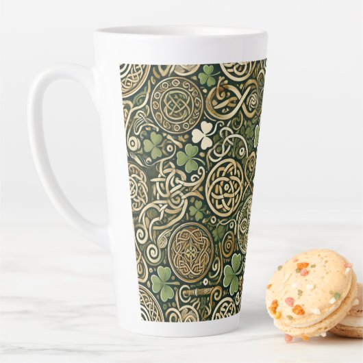 Tasse Latte Floraison celtique (En situation)