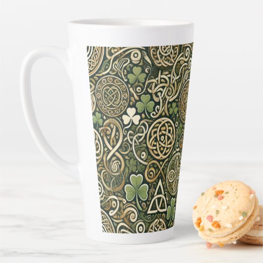Tasse Latte Floraison Celtique (En situation)