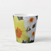 Tasse Latte Floral de Narcisse jaune et blanc (Devant)