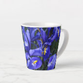 Tasse Latte Floral d'Irises réticulées pourpres (Angle droit)