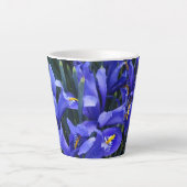 Tasse Latte Floral d'Irises réticulées pourpres (Devant)