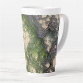 Tasse Latte Formation rocheuse de grès avec de la mousse vert (Angle droit)