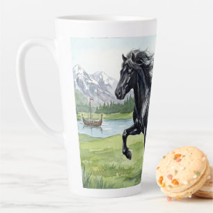 Tasse Latte Freydis Black Horse dans un paysage nordique