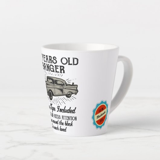 Tasse Latte Funny 80th Birthday Retro Car Banger Date d'ajout (Angle droit)