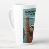 Tasse Latte Funny Sloth Gym Motivation Poster - Slow Progress (Angle gauche)