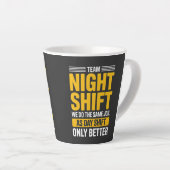 Tasse Latte Funny Team Night Shift Better Than Day Shift Humor (Angle droit)