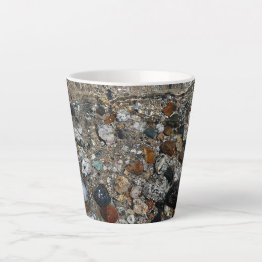 Tasse Latte Galets de granit dans le lac Tenaya à Yosemite (Devant)