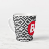 Tasse Latte Geometric Black and White Pattern Red Monogram (Angle gauche)
