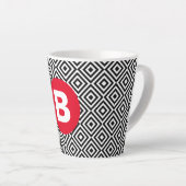 Tasse Latte Geometric Black and White Pattern Red Monogram (Angle droit)