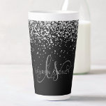 Tasse Latte Glam Black Silver Parties scintillant Glam Nom du<br><div class="desc">Parties scintillant en argent noir glam Élégante Monogramme Latte Mug. Personnalisez facilement ce design chic et branché en latte,  avec une élégante parties scintillant brillante argentée sur un arrière - plan noir. Le design comprend votre monogramme manuscrit avec de jolis tourbillons et votre nom.</div>