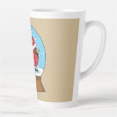 Tasse Latte Globe des neiges avec cardinal rouge mignon (Droite)