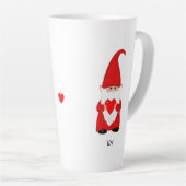 Tasse Latte Gnome mignonne habillé en rouge avec coeur (Angle droit)