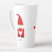 Tasse Latte Gnome mignonne habillé en rouge avec coeur (Angle gauche)