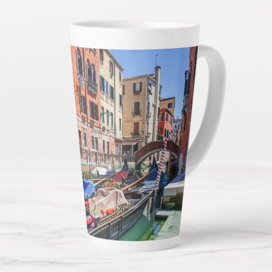 Tasse Latte gondole traditionnelle à Venise (Angle droit)