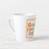 Tasse Latte "Good Energy Only" 70s Style Typography (Angle gauche)