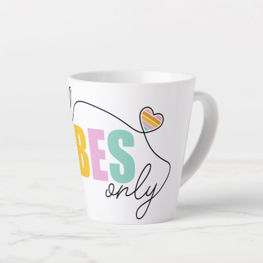 Tasse Latte Good Vibes seulement Rainbow Heart (Angle droit)