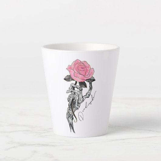 Tasse Latte Goth Squelette Main Avec Rose Rose Rose | Décès à (Devant)