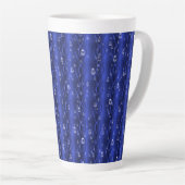 Tasse Latte gouttes de pluie sur le métal bleu (Angle droit)
