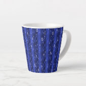 Tasse Latte gouttes de pluie sur le métal bleu (Angle droit)