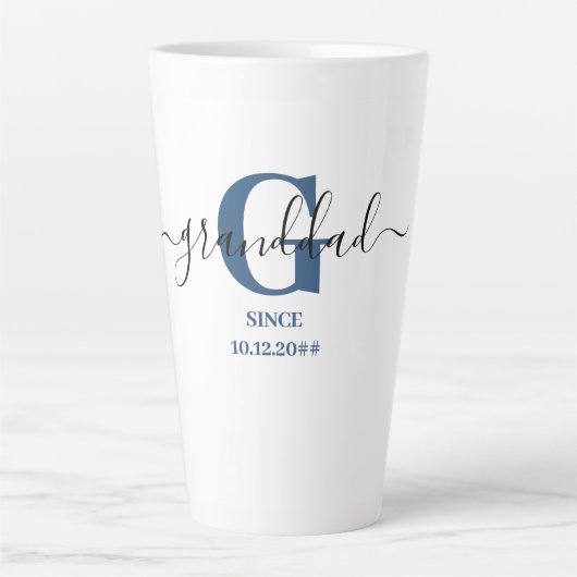 Tasse Latte Grand-père Élégant Script Monogramme Bleu (Devant)
